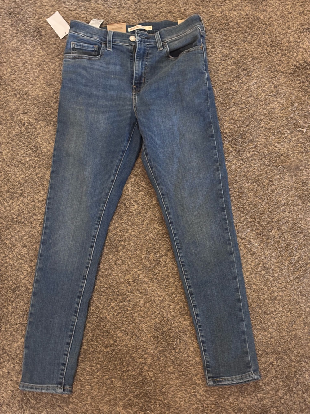 Levi's Women's 720 High Wasted Skinny Jeans in Medium Blue Wash size 28